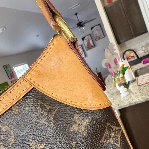 Louis Vuitton Monogram Canvas Shoulder Bag - Picture 15 of 17